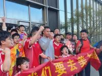 半岛体育入口-西悉尼流浪者球迷现场助威，球队士气高涨的简单介绍