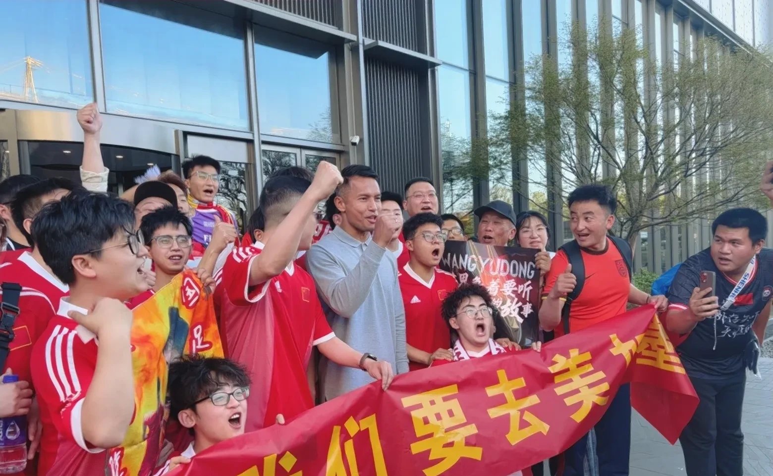 西悉尼流浪者球迷现场助威，球队士气高涨的简单介绍