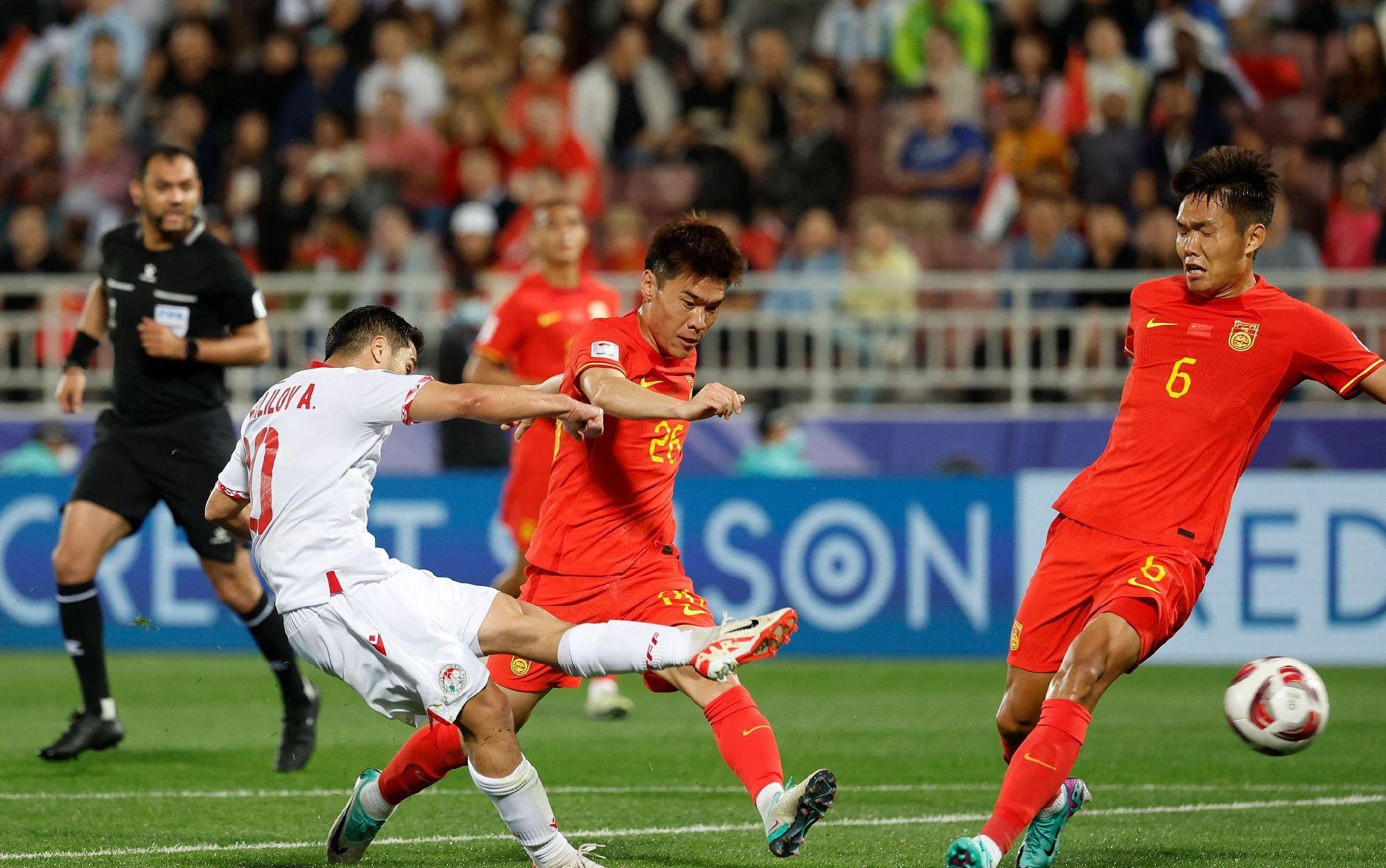 国足20分钟0-2落后韩国！朱辰杰冒顶，朱玟奎无人盯防轻松破门
