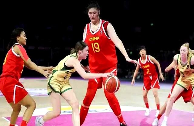 组图：中国女篮备战波黑宫鲁鸣给张子宇开小灶的简单介绍